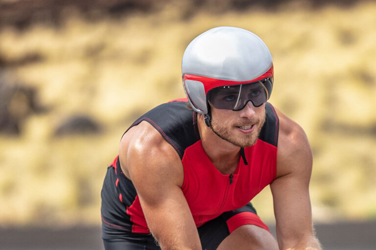 casco da bicicletta con visiera